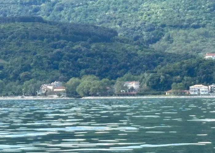 Nikol Koutsoupia Kokkino Nero